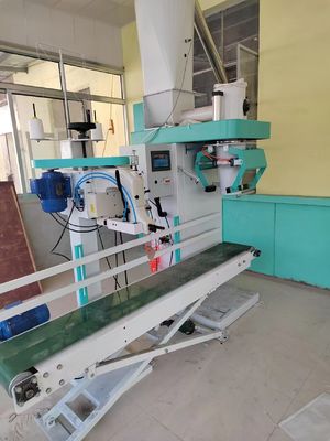 Máquina de embalagem granular com precisão de embalagem de ± 0,25 g, sistema de controle PLC e motor personalizável de 380 V para alta eficiência